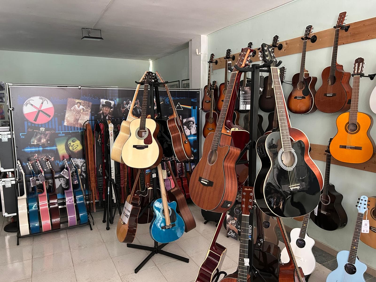 Chitarre acustiche e classiche nella selezione del negozio