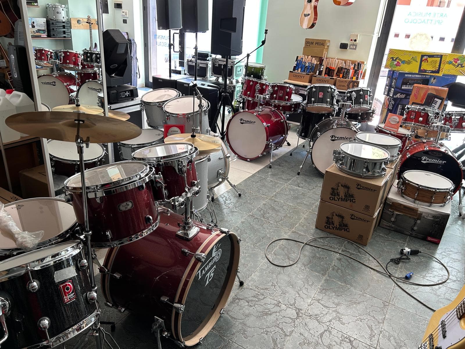 Batterie, rullanti e percussioni esposti nel negozio Fidelta Music