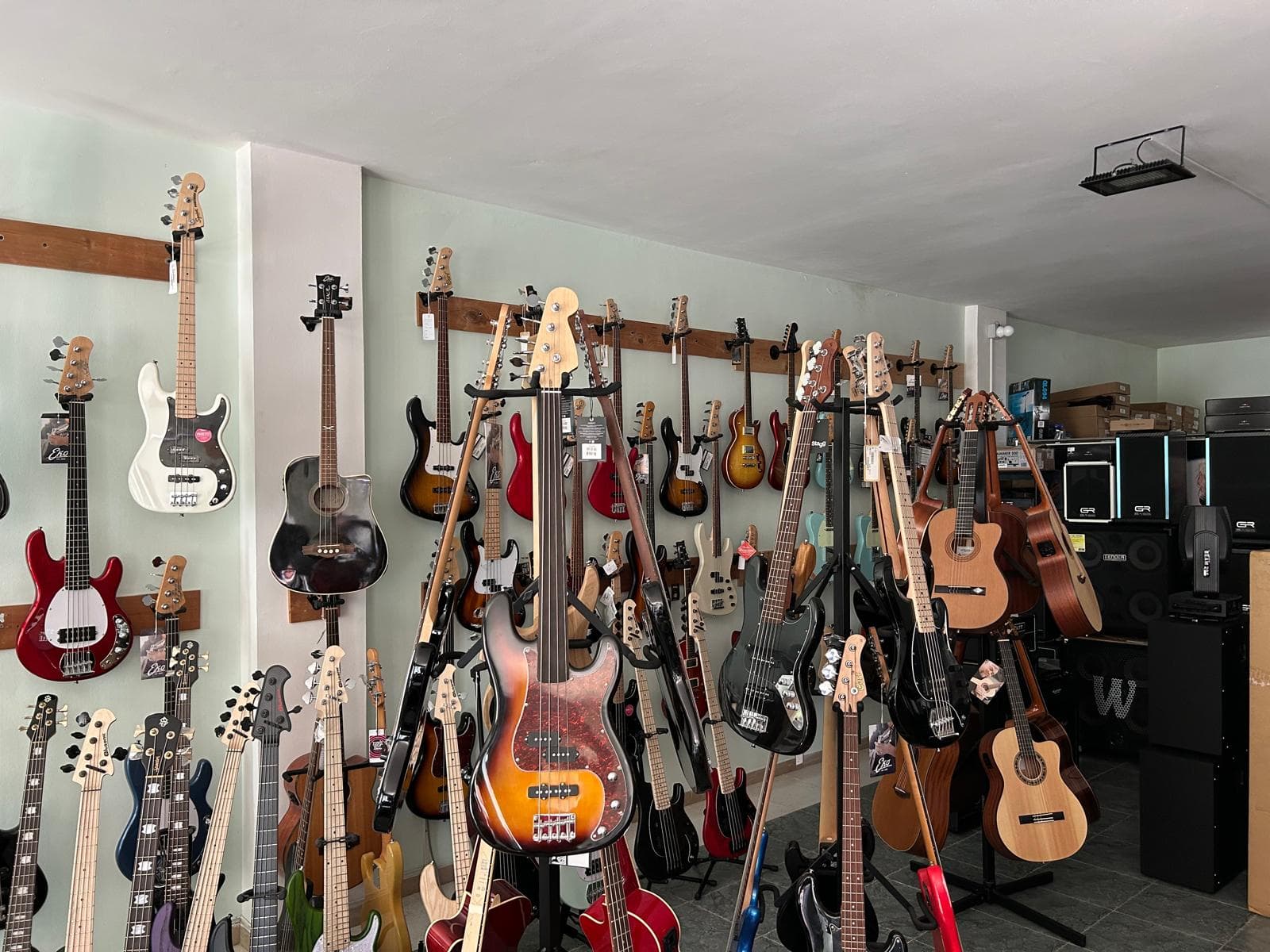 La selezione di bassi e chitarre esposti da Fidelta Music