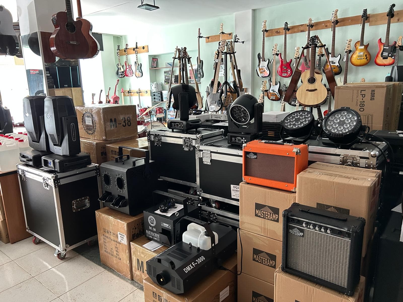 Attrezzature audio, luci, amplificatori e flight case nel negozio Fidelta Music